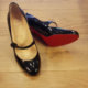 une paire de chaussures noires à talons et semelle extérieure rouge